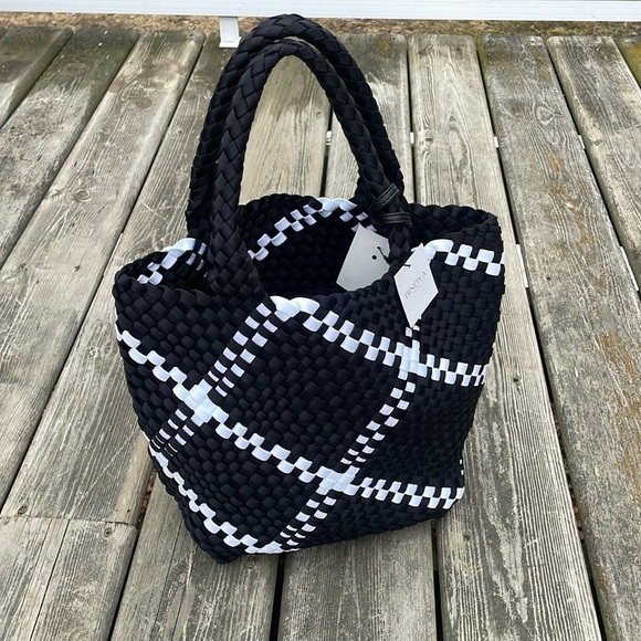New BINDYA New York Handcrafted Black/White Woven Polyester Handbag/Wristlet - Picture 2 of 7